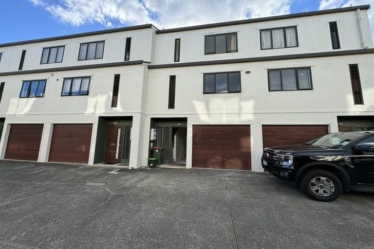Photo of property in Lynn Park Terrace, 26/12 Ambrico Place, New Lynn, Auckland, 0600