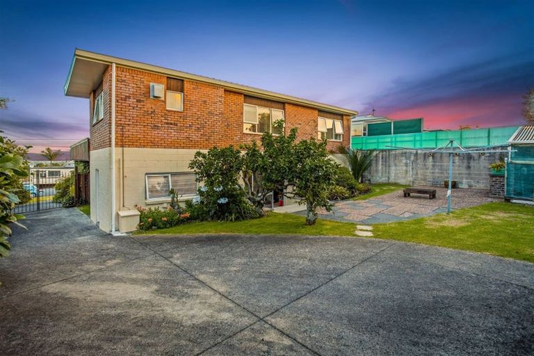 Photo of property in 176 Royal Road, Massey, Auckland, 0614