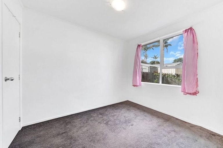 Photo of property in 1/3 Etherton Drive, Weymouth, Auckland, 2103
