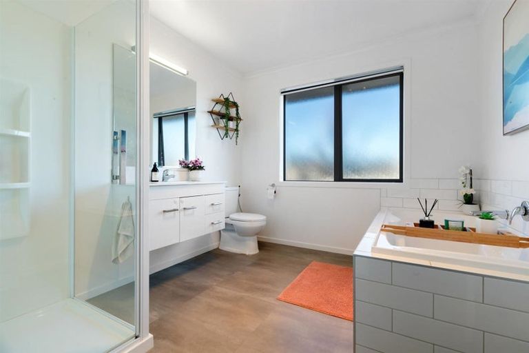 Photo of property in 2 Kingfisher Crescent, Albert Town, Wanaka, 9305