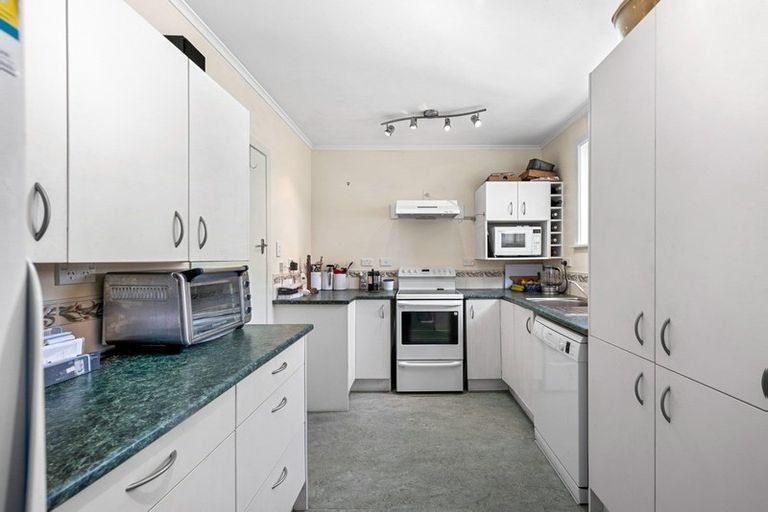 Photo of property in 4 Cotswold Crescent, Newlands, Wellington, 6037