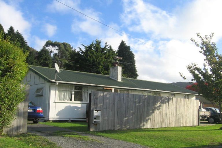 Photo of property in 4 Hine Road, Wainuiomata, Lower Hutt, 5014