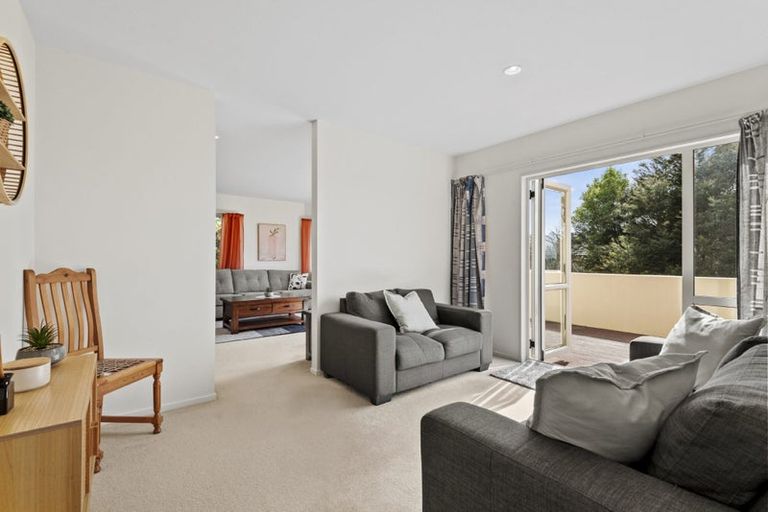 Photo of property in 8 Greenleaf Way, Northcross, Auckland, 0630