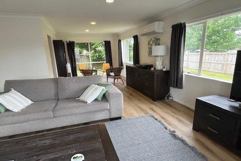 Photo of property in 28 Craigavon Drive, East Tamaki, Auckland, 2013