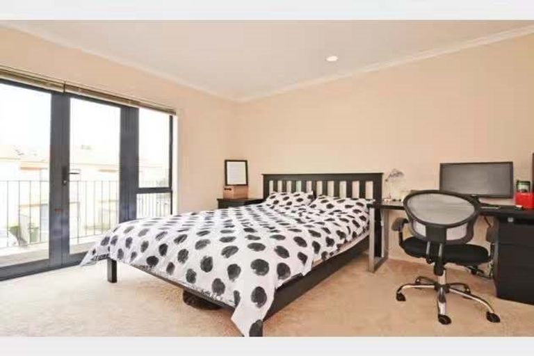 Photo of property in Tuscany Way, 3/3 Ambrico Place, New Lynn, Auckland, 0600