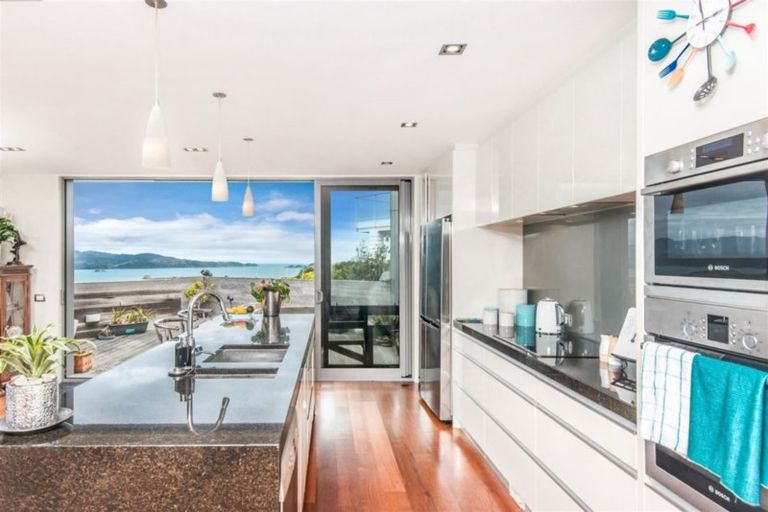 Photo of property in 6 Bendigo Grove, Newlands, Wellington, 6037