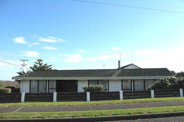 Photo of property in 1 Omori Place, Castlecliff, Whanganui, 4501