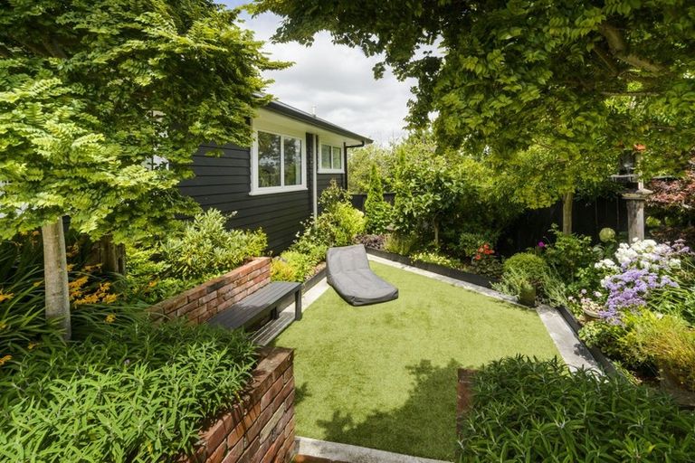 Photo of property in 3 Waimarama Court, Roslyn, Palmerston North, 4414