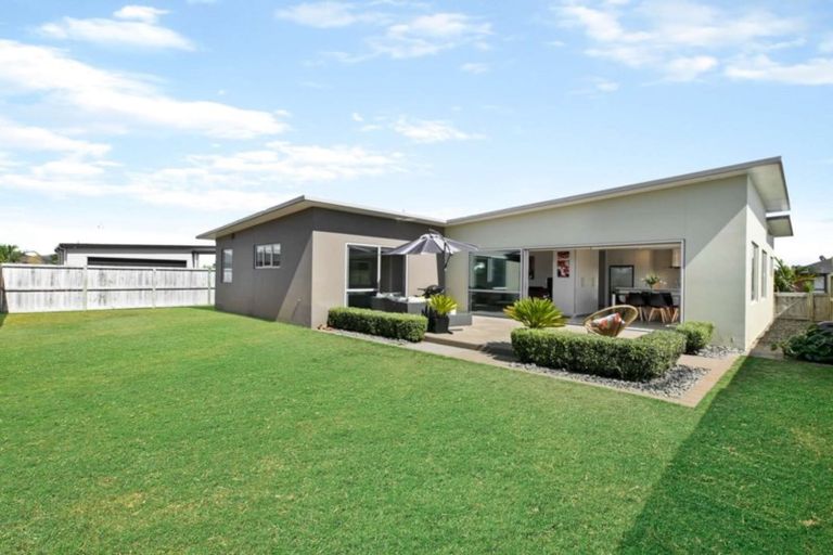 Photo of property in 15 Coutts Street, Papamoa Beach, Papamoa, 3118