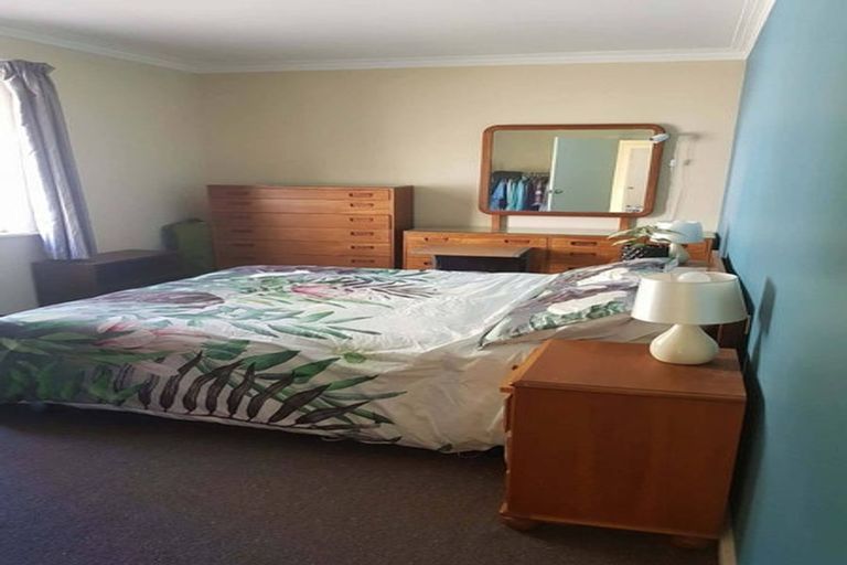 Photo of property in 15 Lyndfield Lane, Newlands, Wellington, 6037