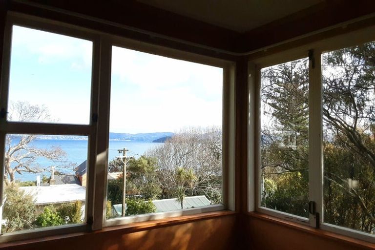 Photo of property in 10 Taungata Road, York Bay, Lower Hutt, 5013