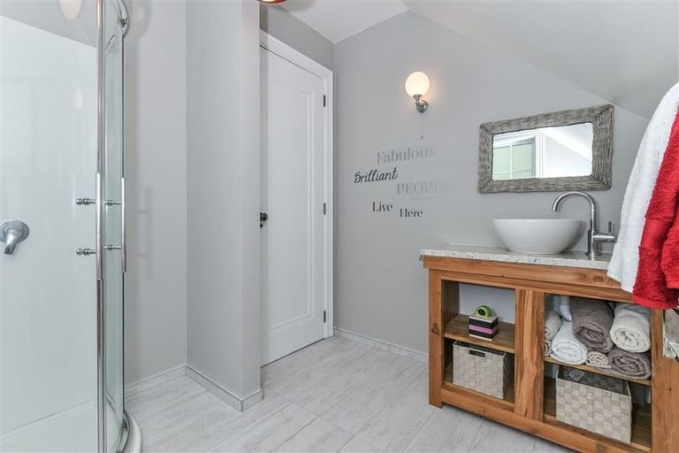 Photo of property in 48a Waterview Road, Stanley Point, Auckland, 0624