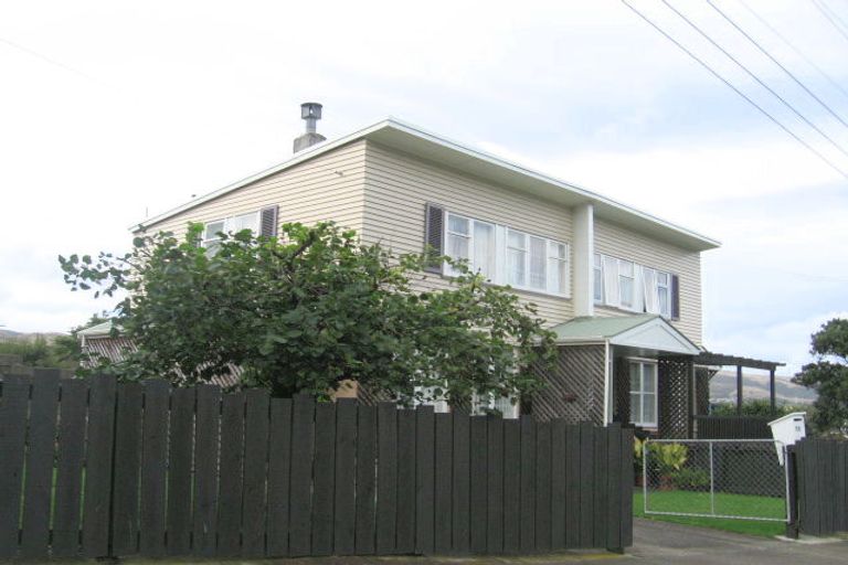 Photo of property in 42 Victory Crescent, Tawa, Wellington, 5028