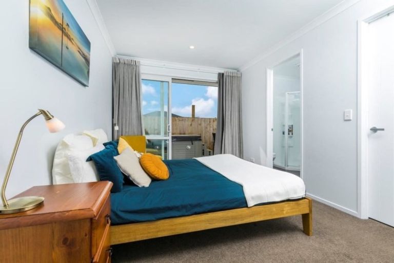 Photo of property in 5 Aporo Drive, Kumeu, 0810