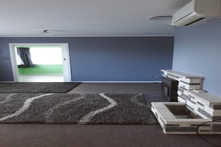 Photo of property in 5 Alder Place, Newlands, Wellington, 6037