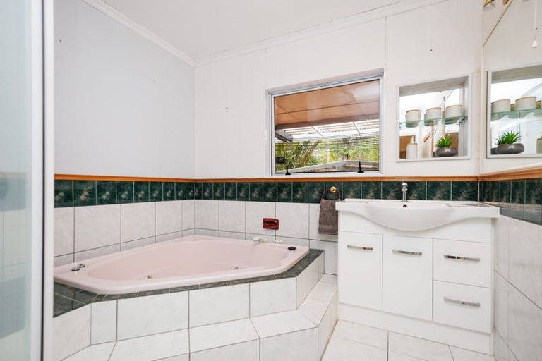 Photo of property in 140 Aokautere Drive, Fitzherbert, Palmerston North, 4410