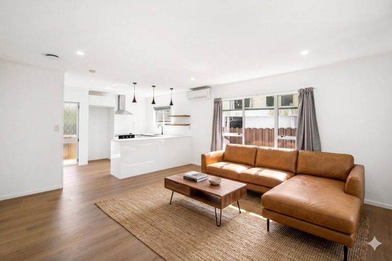 Photo of property in 2/8 Thistledew Place, Bayview, Auckland, 0629