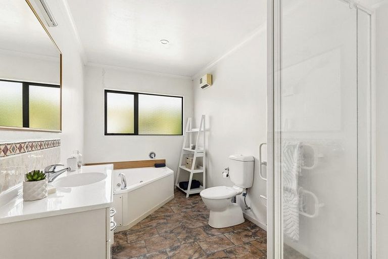 Photo of property in 23 Amesbury Drive, Churton Park, Wellington, 6037