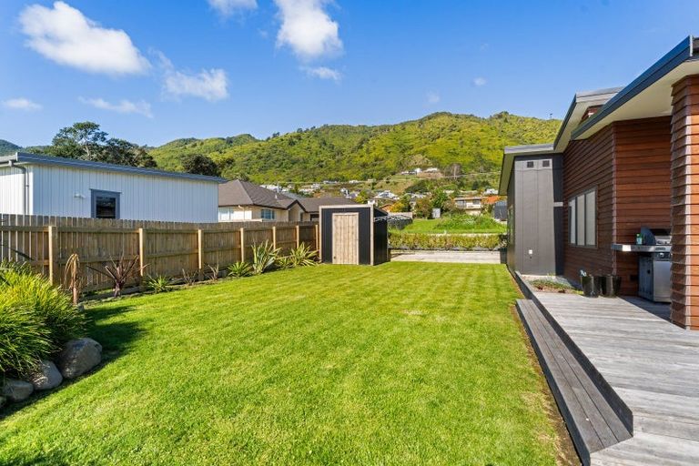 Photo of property in 10 Karearea Avenue, Waikanae, 5036