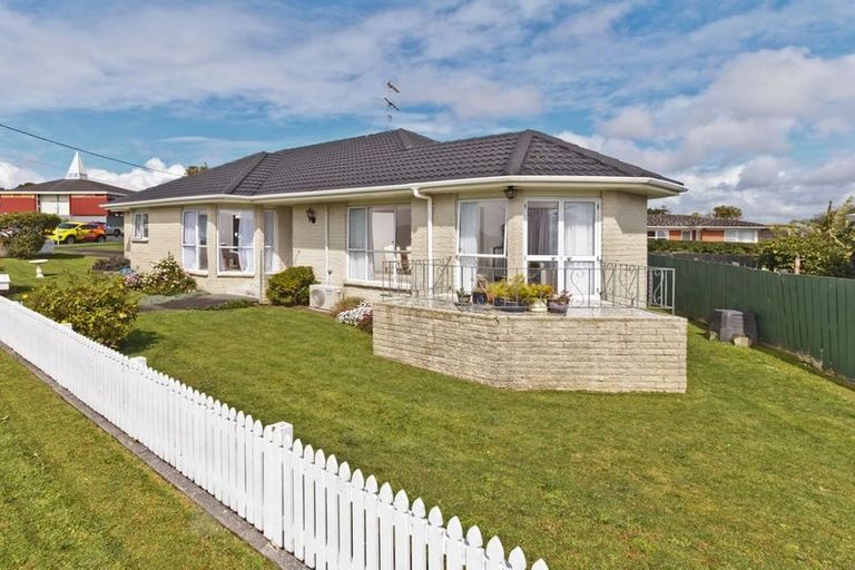 Photo of property in 2/5 Fenwick Avenue, Milford, Auckland, 0620