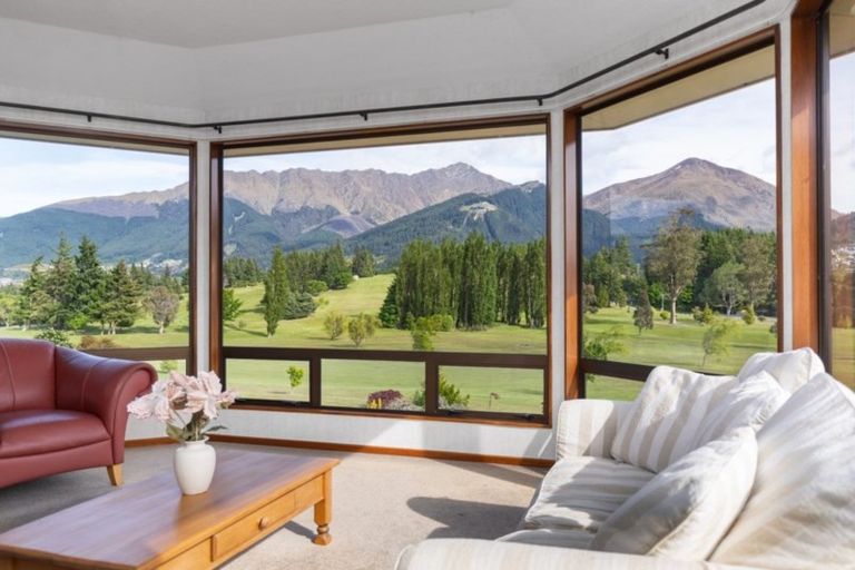 Photo of property in 10 Grove Lane, Kelvin Heights, Queenstown, 9300