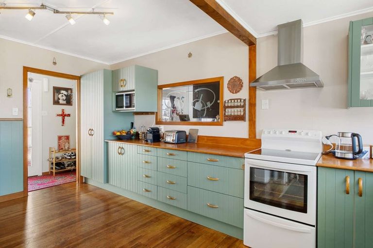 Photo of property in 24 Endeavour Street, Marfell, New Plymouth, 4310