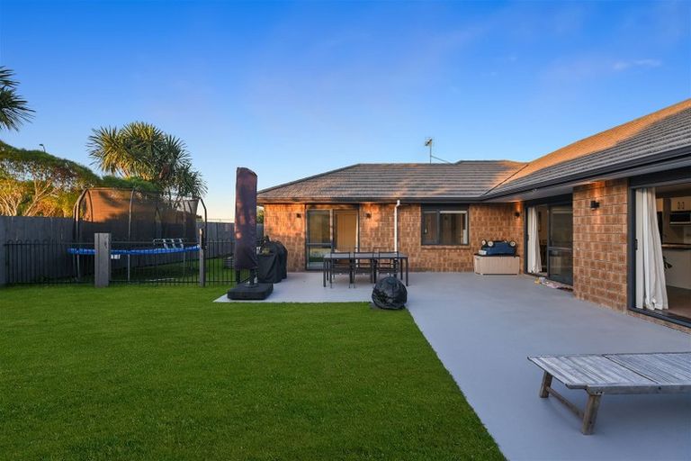 Photo of property in 37 Whitney Place, Rototuna North, Hamilton, 3210