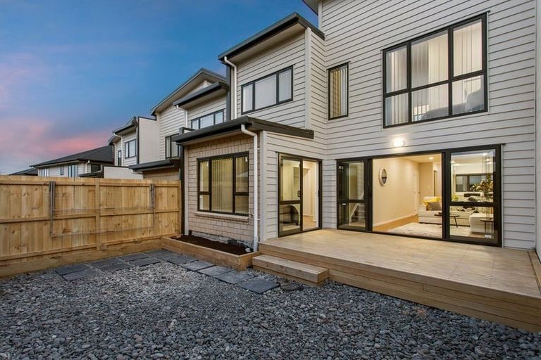 Photo of property in 17 Millcroft Lane, Ranui, Auckland, 0612