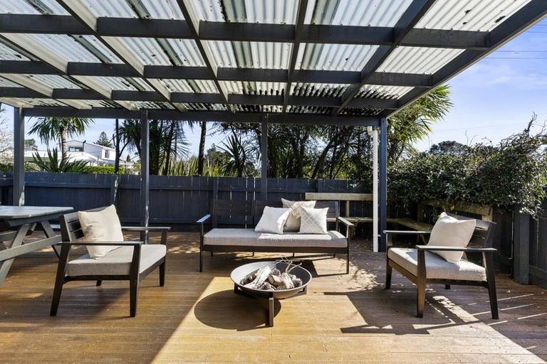 Photo of property in 27 Ferry Parade, Herald Island, Auckland, 0618