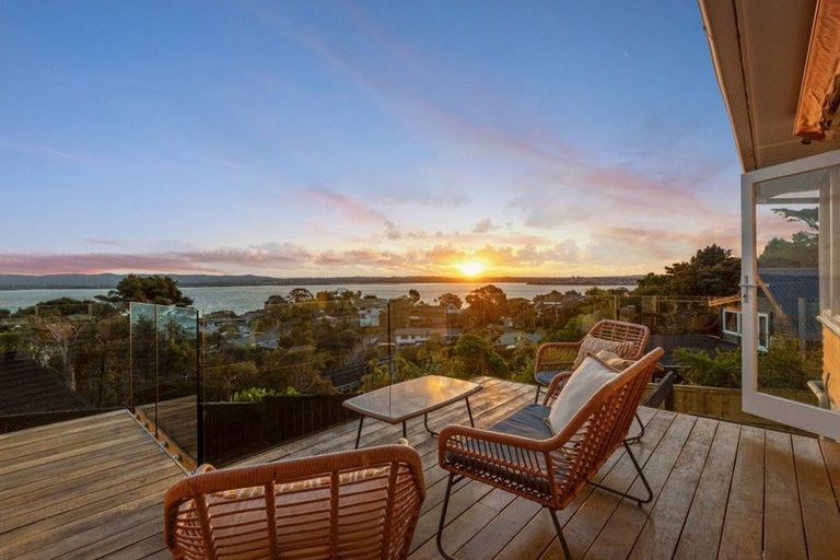 Photo of property in 1/106 Island Bay Road, Beach Haven, Auckland, 0626