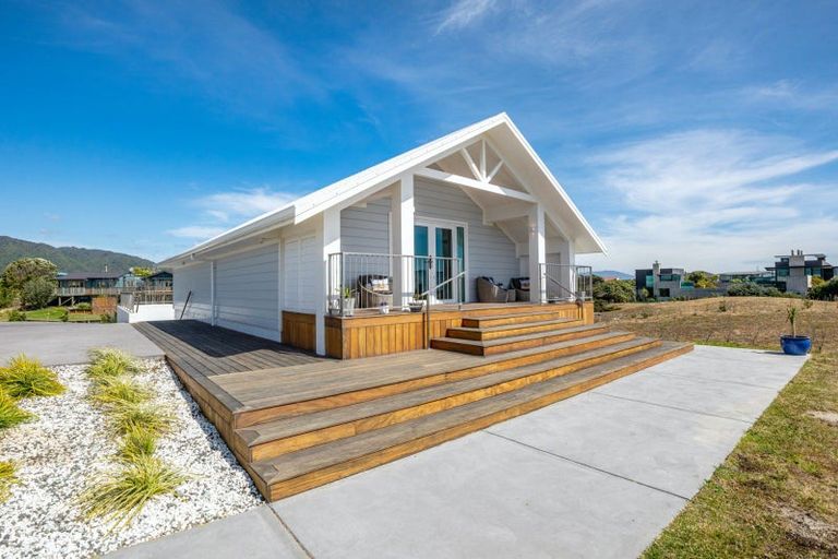 Photo of property in 87 Rutherford Drive, Waikanae Beach, Waikanae, 5036