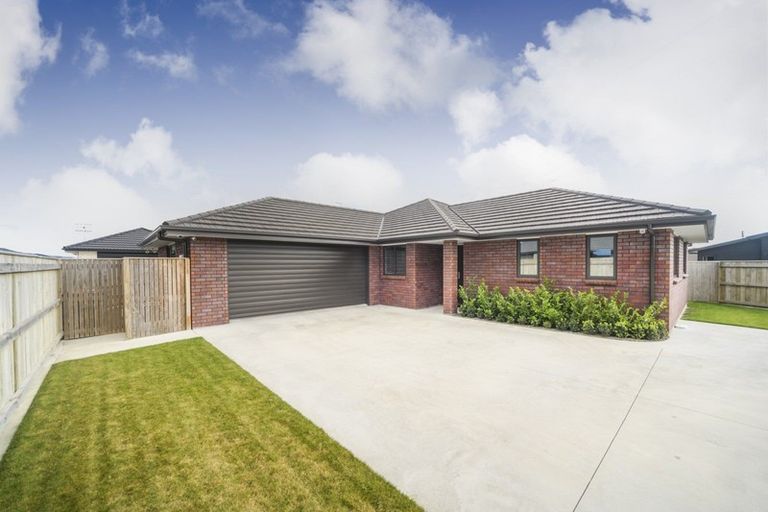 Photo of property in 18 Cyprus Place, Fitzherbert, Palmerston North, 4410