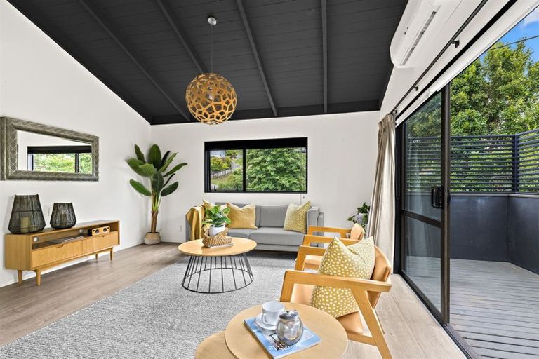 Photo of property in 1/663a Beach Road, Rothesay Bay, Auckland, 0630