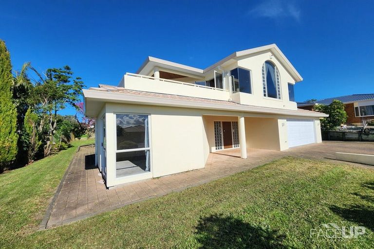 Photo of property in 20 Whiting Grove, West Harbour, Auckland, 0618