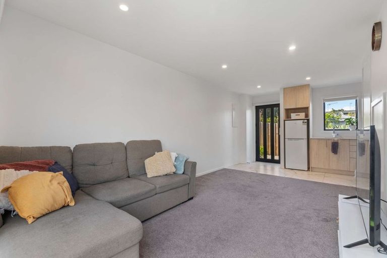 Photo of property in 6/102 Millbrook Road, Sunnyvale, Auckland, 0612