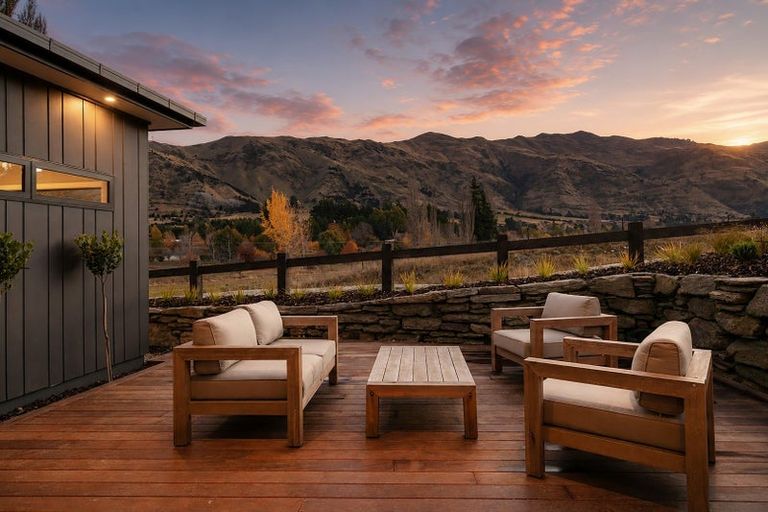 Photo of property in 9 Kamana Rise, Wanaka, 9382
