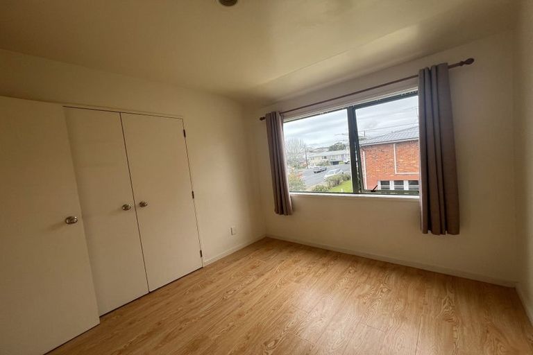 Photo of property in 2/5 Kilham Avenue, Northcote, Auckland, 0627