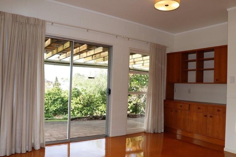 Photo of property in 547 Glenfield Road, Glenfield, Auckland, 0629