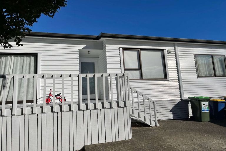Photo of property in 43 Renata Crescent, Te Atatu Peninsula, Auckland, 0610