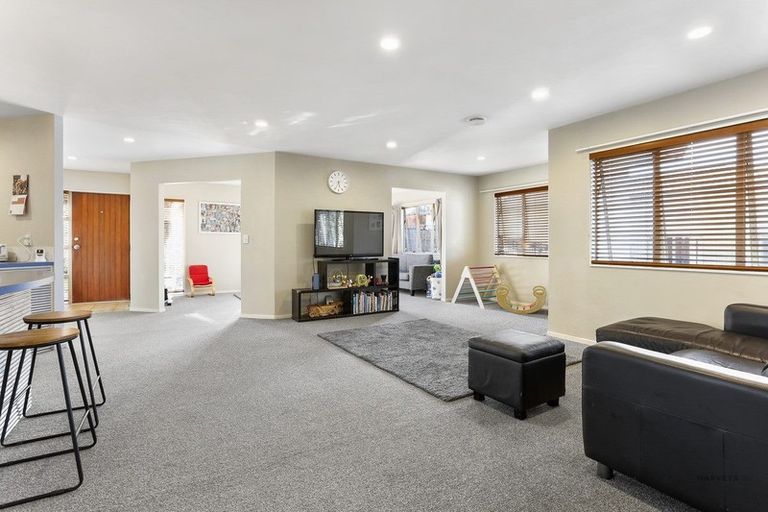 Photo of property in 14 Berkshire Terrace, Massey, Auckland, 0614