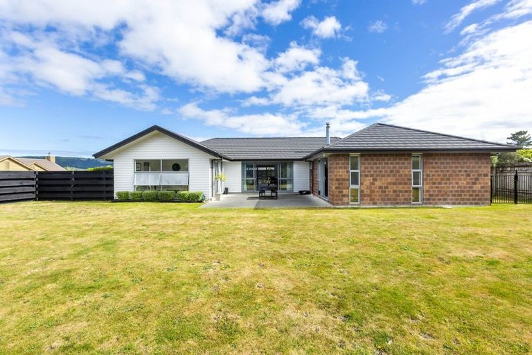 Photo of property in 6 Mount Marua Way, Timberlea, Upper Hutt, 5018