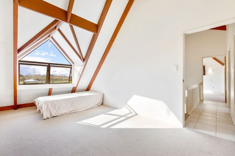 Photo of property in 9b Trotting Course Drive, Kumeu, 0891