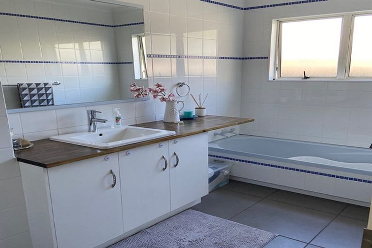 Photo of property in 18 Checketts Place, Papamoa Beach, Papamoa, 3118