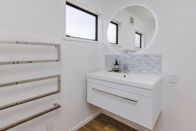 Photo of property in 2/24 Great South Road, Papakura, 2110