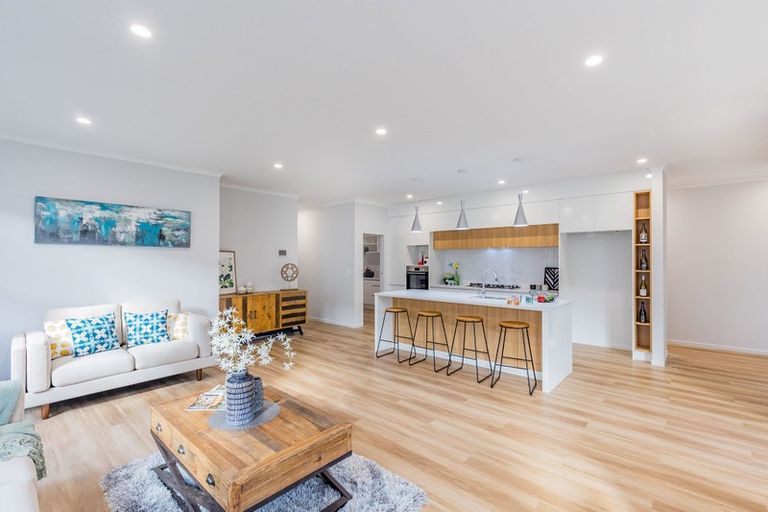 Photo of property in 1 Vintry Drive, Kumeu, 0810