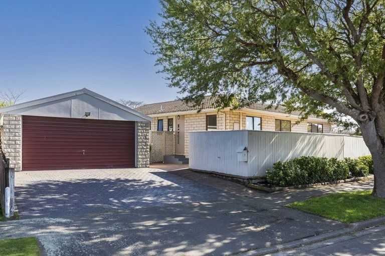 Photo of property in 4 Sonning Place, Redwood, Christchurch, 8051