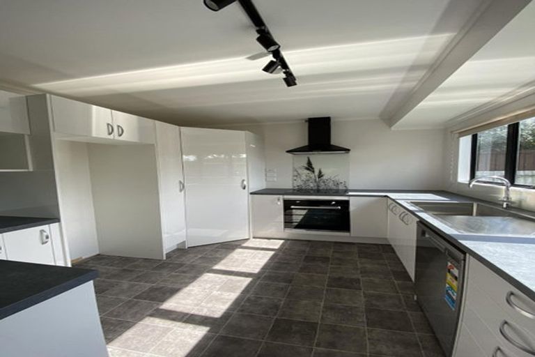 Photo of property in 2/16 Ebony Place, Massey, Auckland, 0614