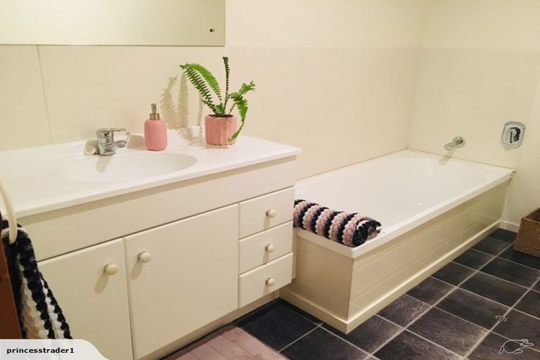 Photo of property in 9 Dallinger Street, St Andrews, Hamilton, 3200