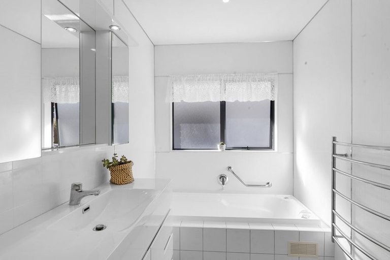 Photo of property in 14 Sandel Rise, Merrilands, New Plymouth, 4312