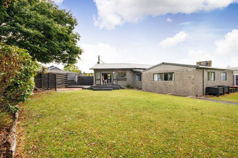 Photo of property in 2 Pukatea Place, Milson, Palmerston North, 4414